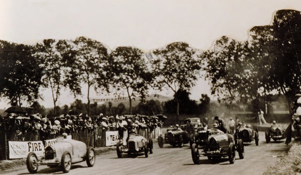 Première compétition en 1930